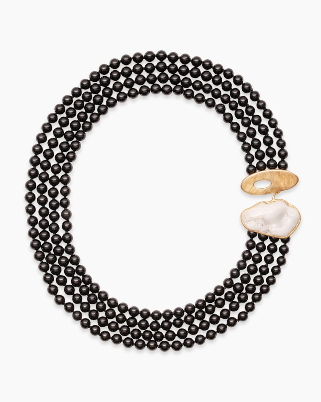 VATOS Collier mit Onyx-Kugeln und Verschluss aus weißer Koralle