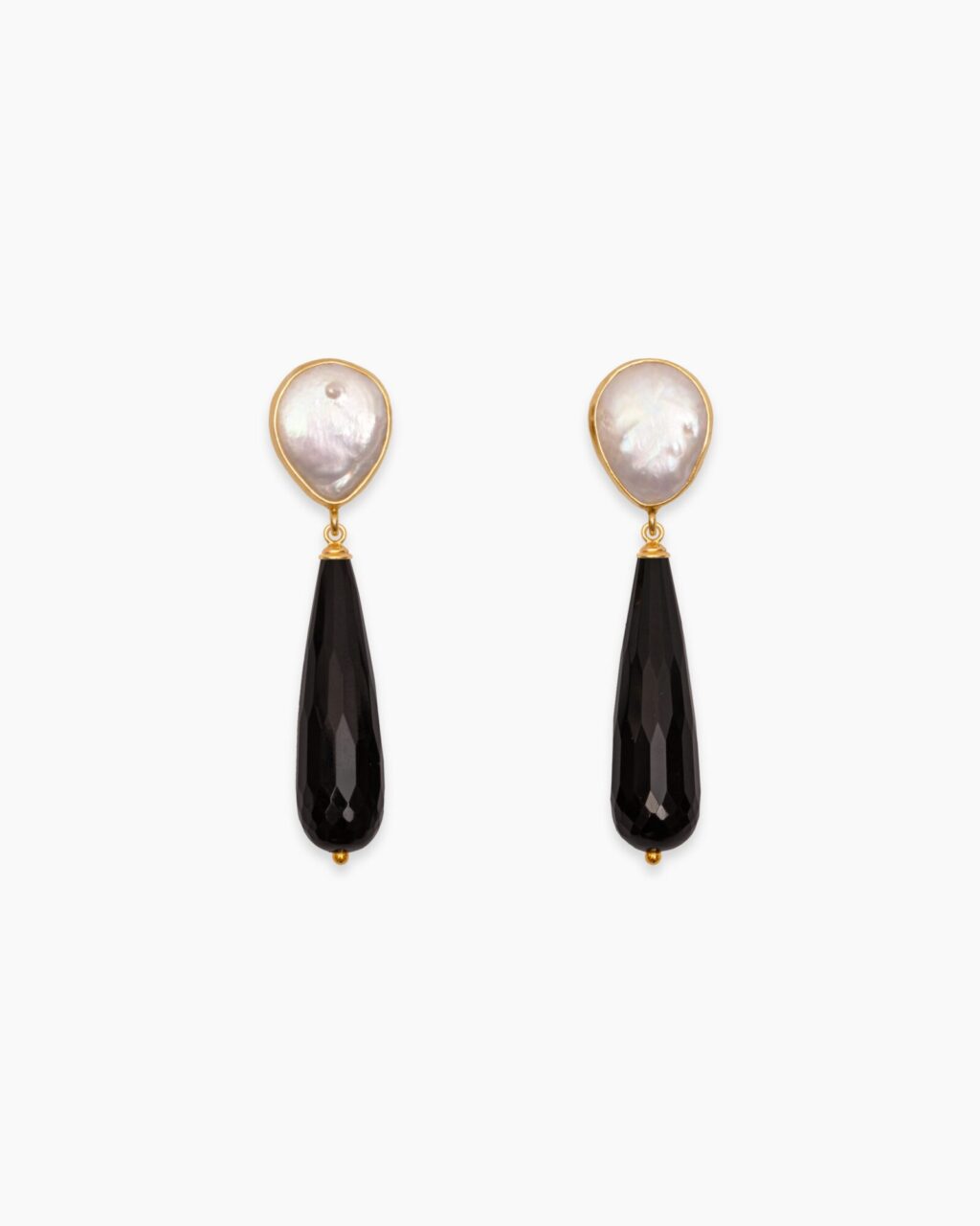 NAXOS Ohrstecker mit Mabé-Perlen, Onyx-Tropfen und 18 Karat vergoldetem Sterlingsilber
