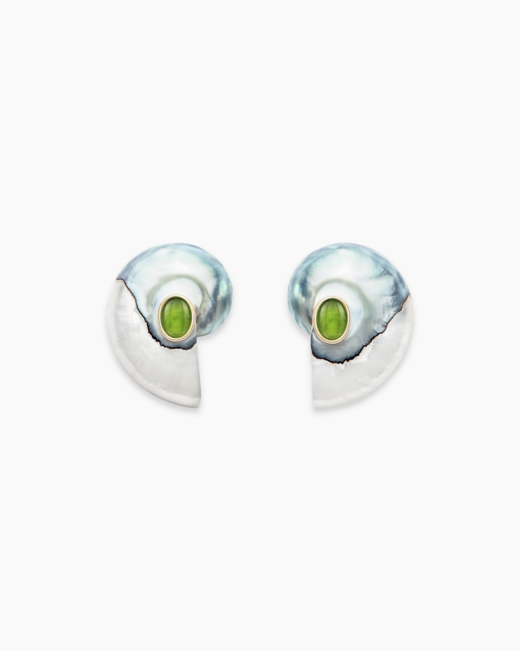 ISCHIA Ohrclips aus Nautilus-Muschel mit Peridot Cabochon