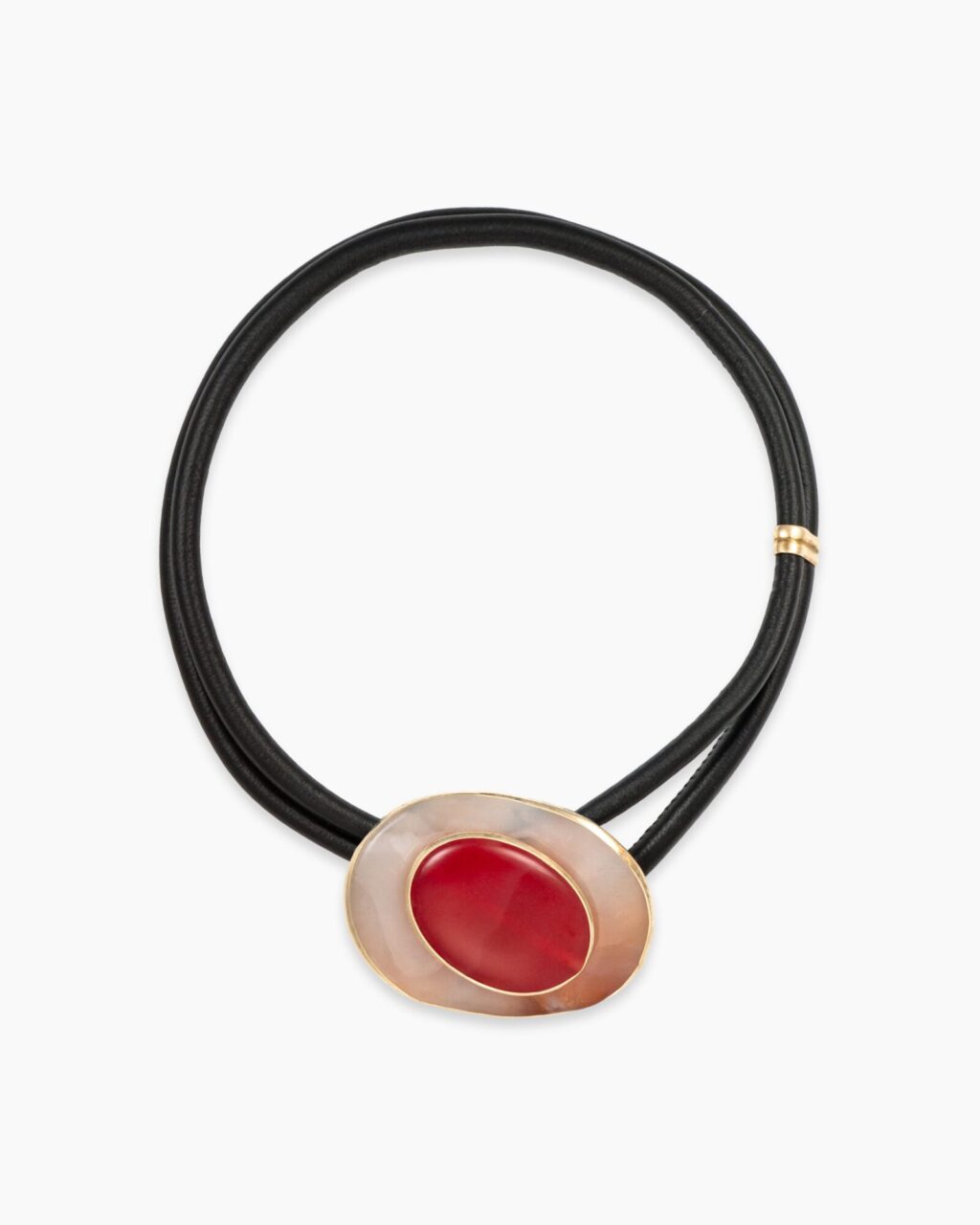 SILINOS Choker aus schwarzem Leder mit großem rotem Cabochon und goldenem Detail