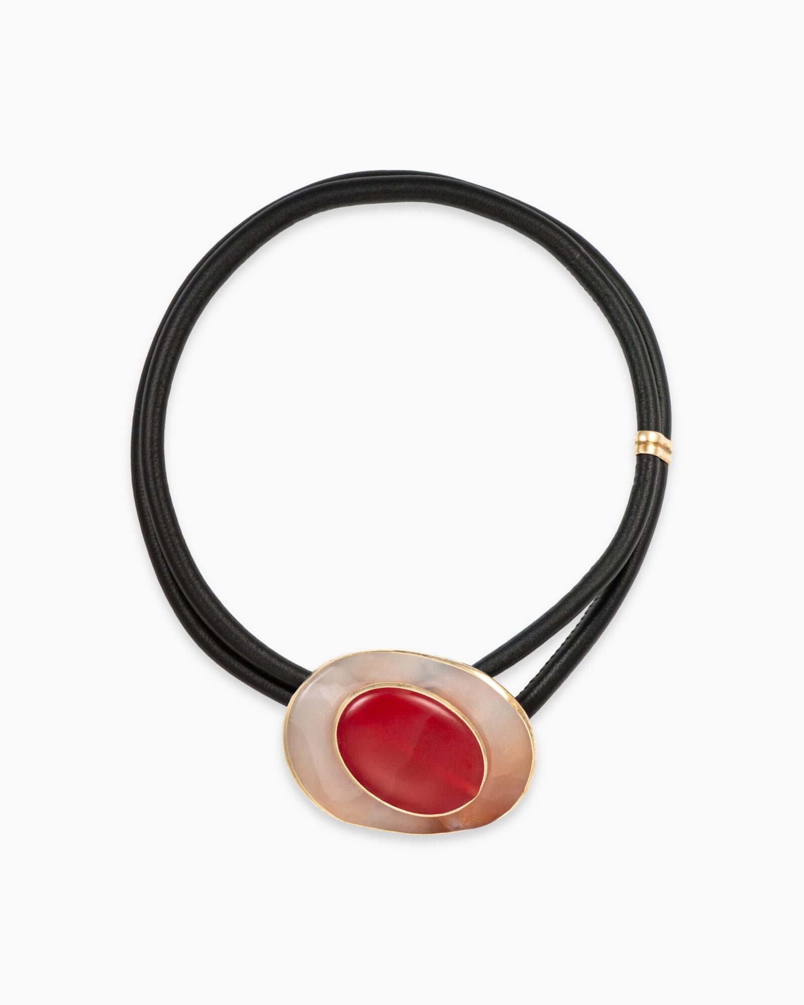 SILINOS Choker aus schwarzem Leder mit großem rotem Cabochon und goldenem Detail